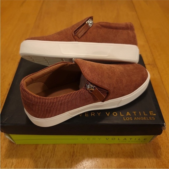Volatile Deckers Corduroy Shoes Womens Size 7 Tan Brown Flats NEW - Picture 2 of 9